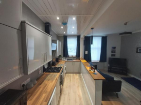 One bedroom flat, very close to Town center.
